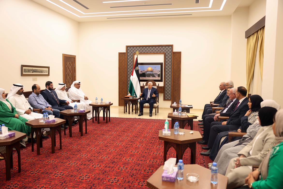 الرئيس محمود عباس يستقبل الوفد الكويتي المكلف بالتعاقد مع معلمين فلسطينيين. (تصوير ثائر غنايم/وفا)